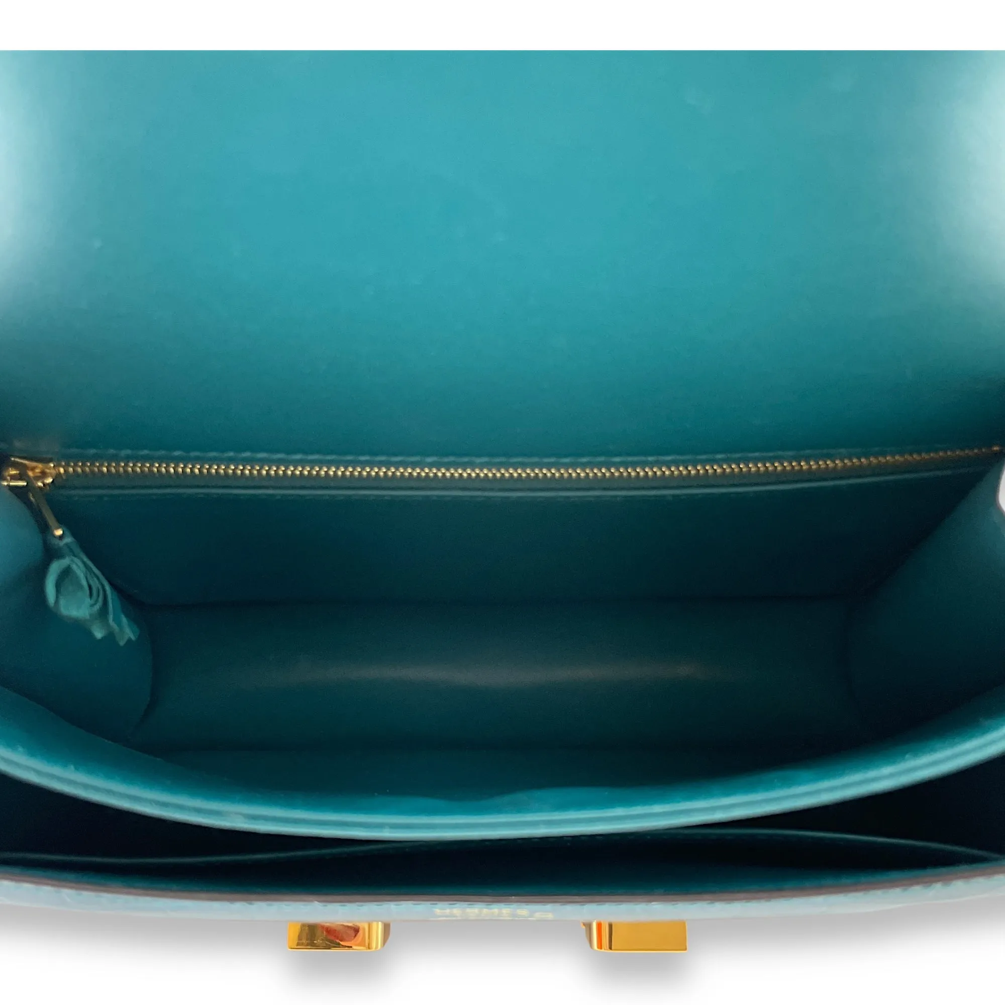 Constance 24 Colvert in Shiny Alligator, Gold hardware