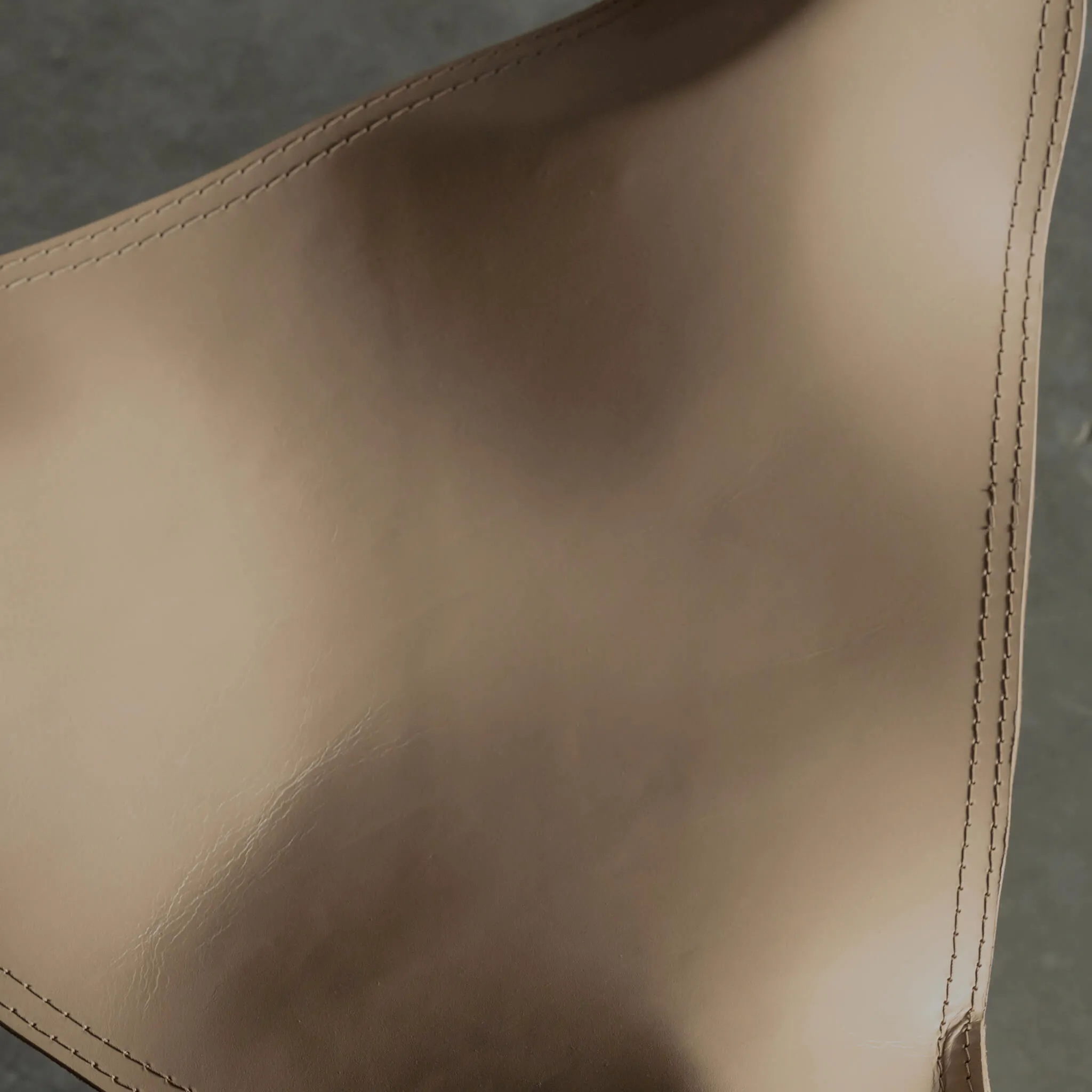 MALAND SLING LEATHER ARMCHAIR  |  LIGHT TAUPE LEATHER